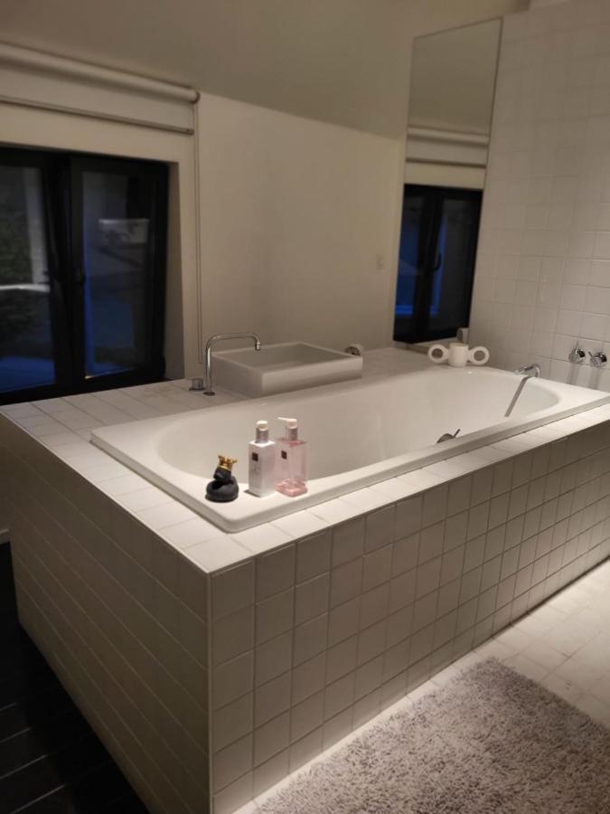 Gezellige Moderne Woning Met Zwemvijver ハレ エクステリア 写真
